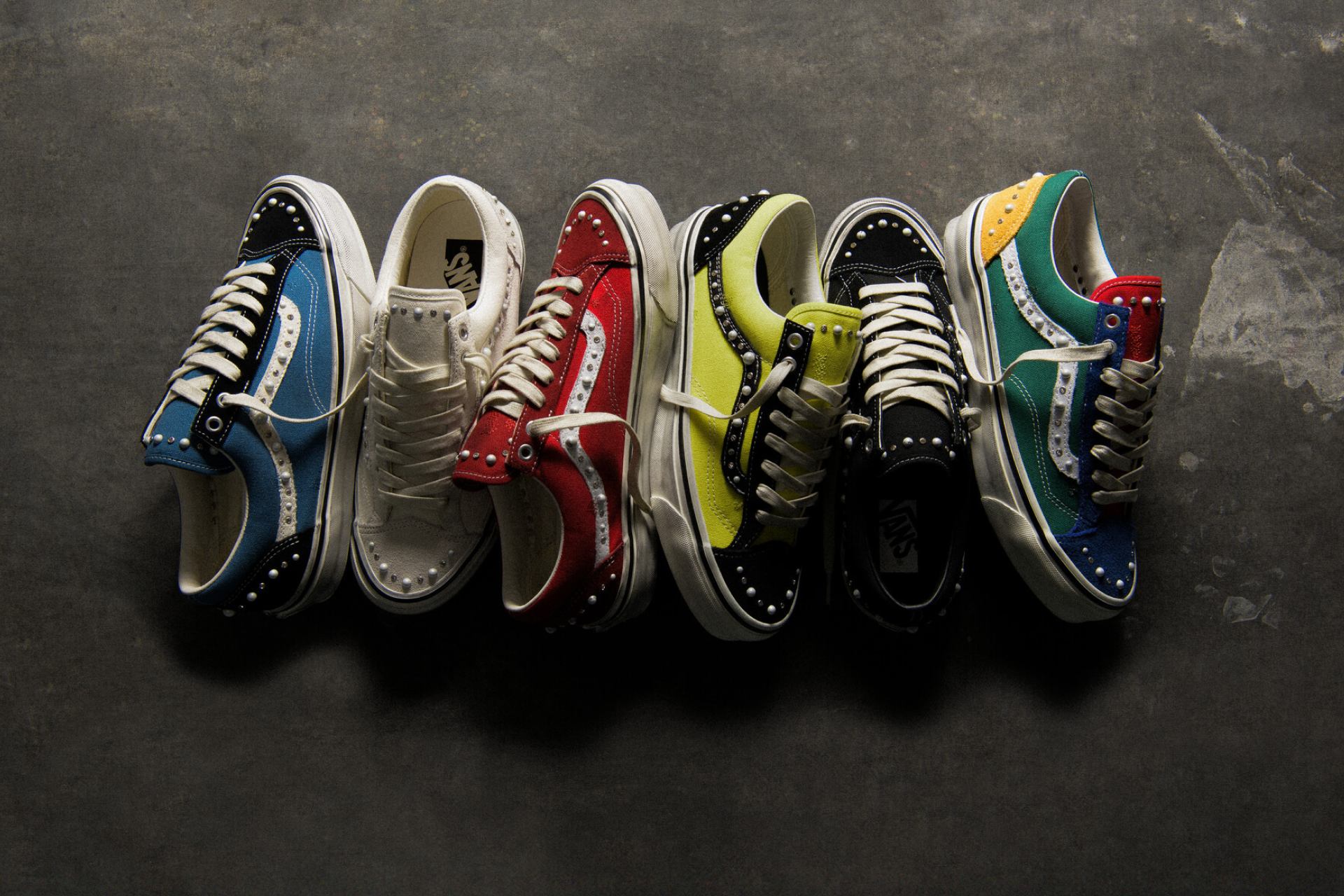 Reihe Vans Sneaker in verschiedenen Farben mit perlenartigen Nieten