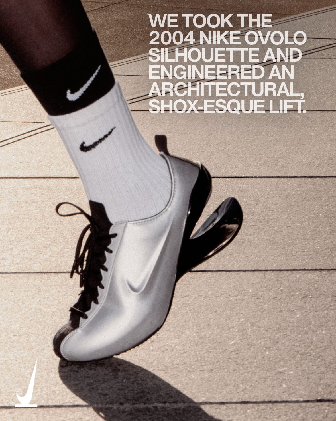 Nike Ovolo 2.0 Metallic Silver on-foot met verhoogde hak