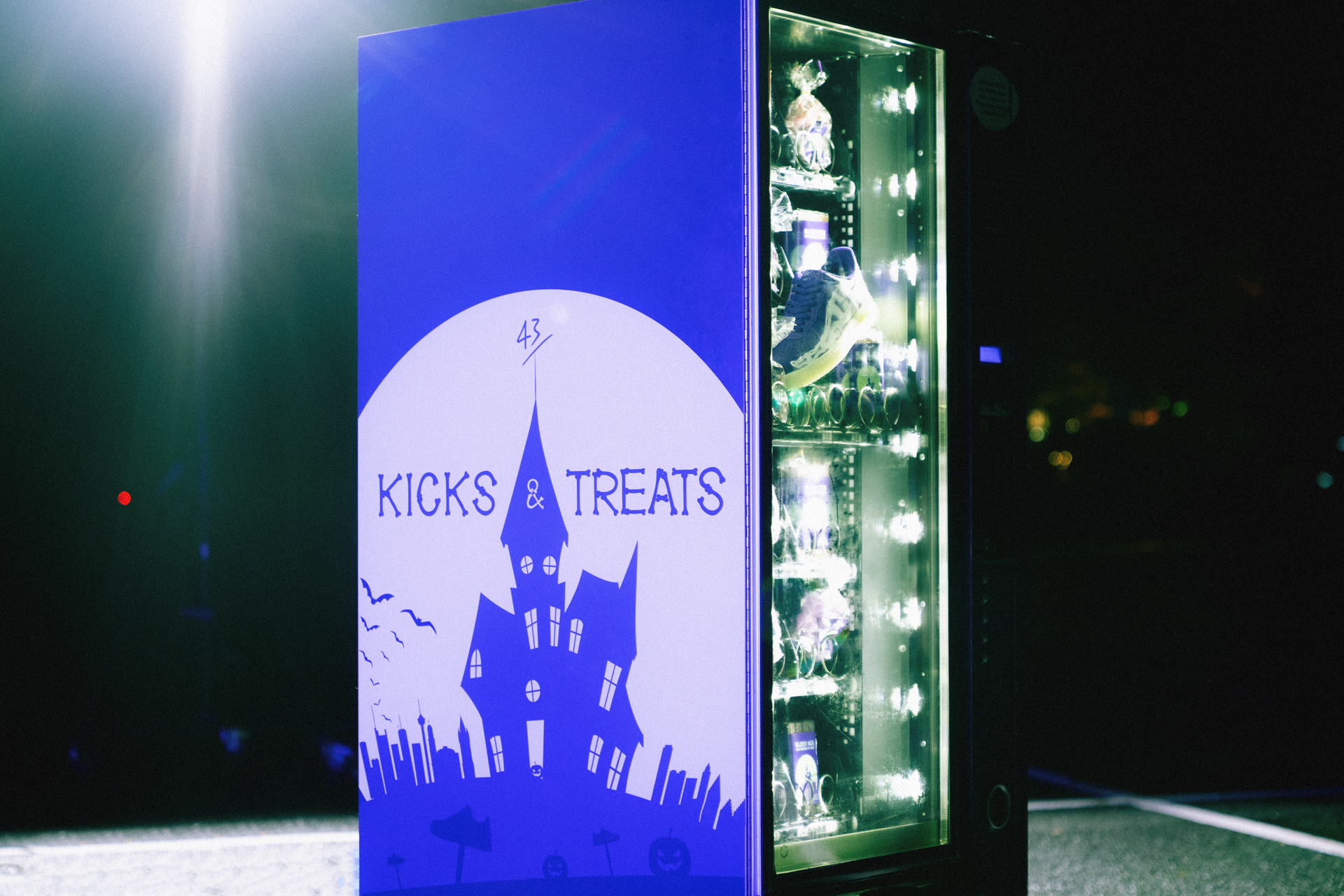 Verlichte 'Kicks & Treats'-automaat met Nike Air Force 1 Skeleton-sneakers in het donker