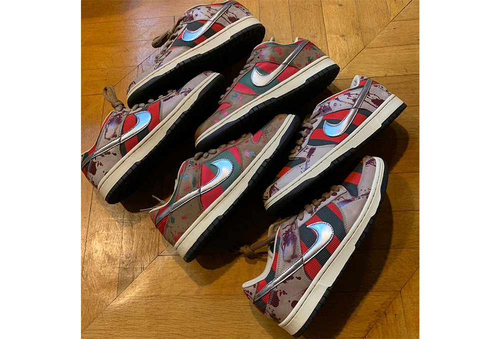 Meerdere Nike SB Dunk Low 'Freddy Krueger'-pairs op een houten vloer