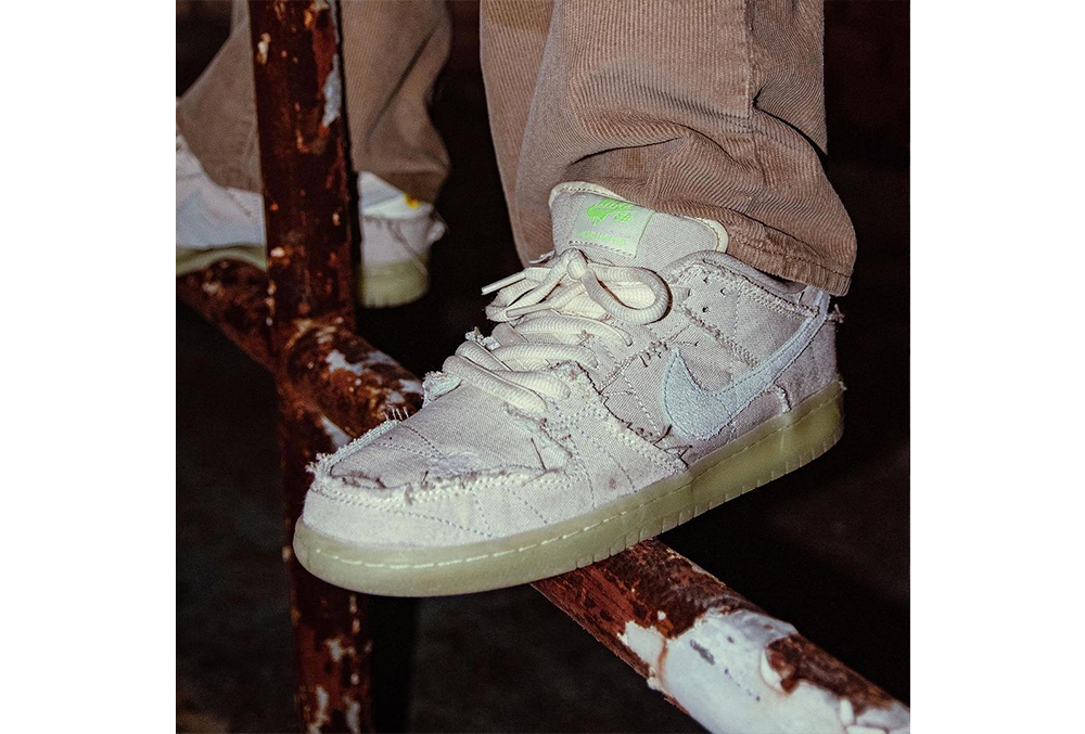 Nike SB Dunk Low 'Mummy' on-foot op een roestige reling