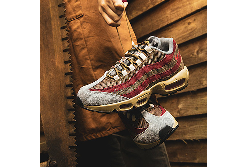 Nike Air Max 95 'Freddy Krueger' in de hand in een houten werkplaats