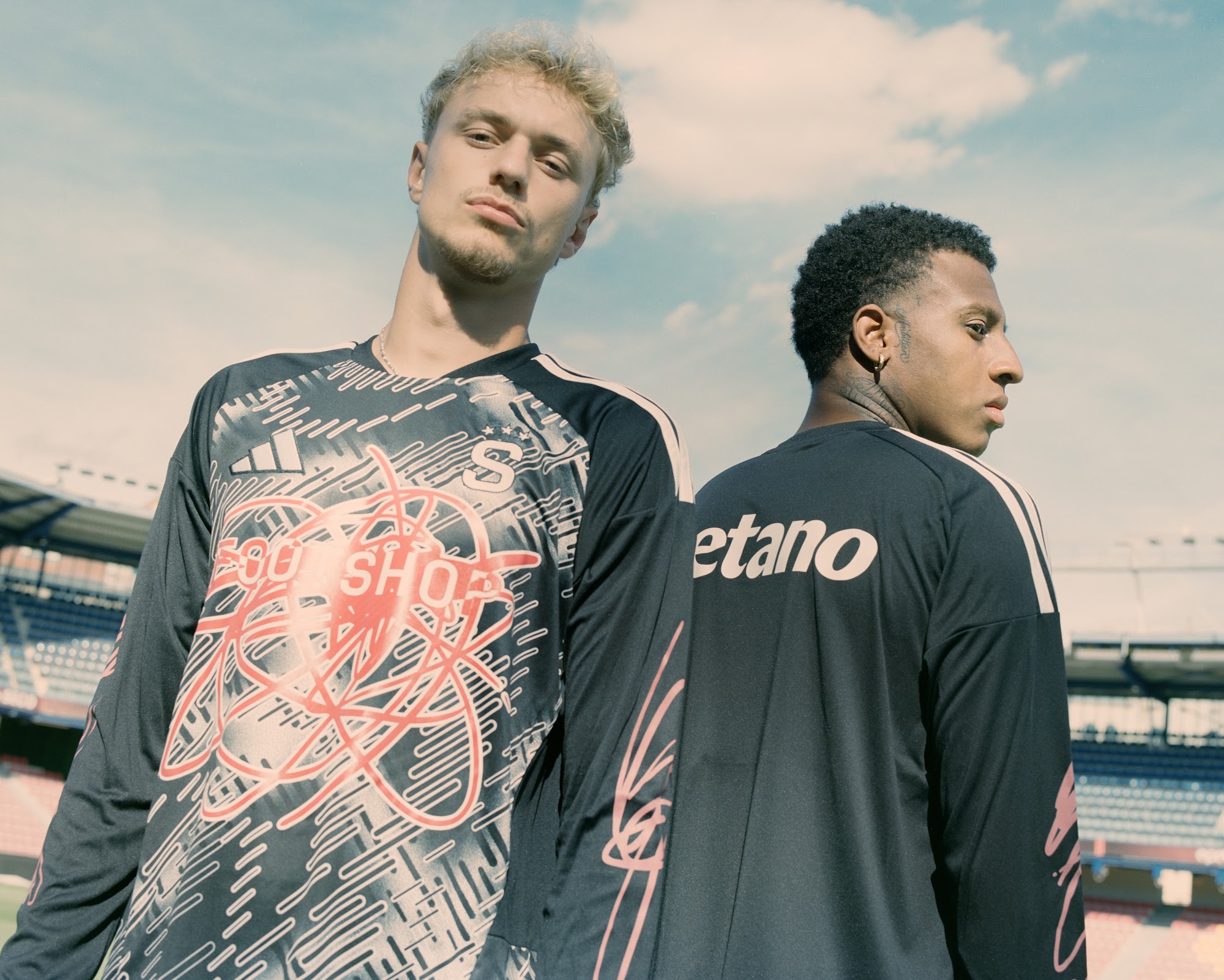Twee spelers in de adidas x Footshop x Sparta Warm-Up Jersey