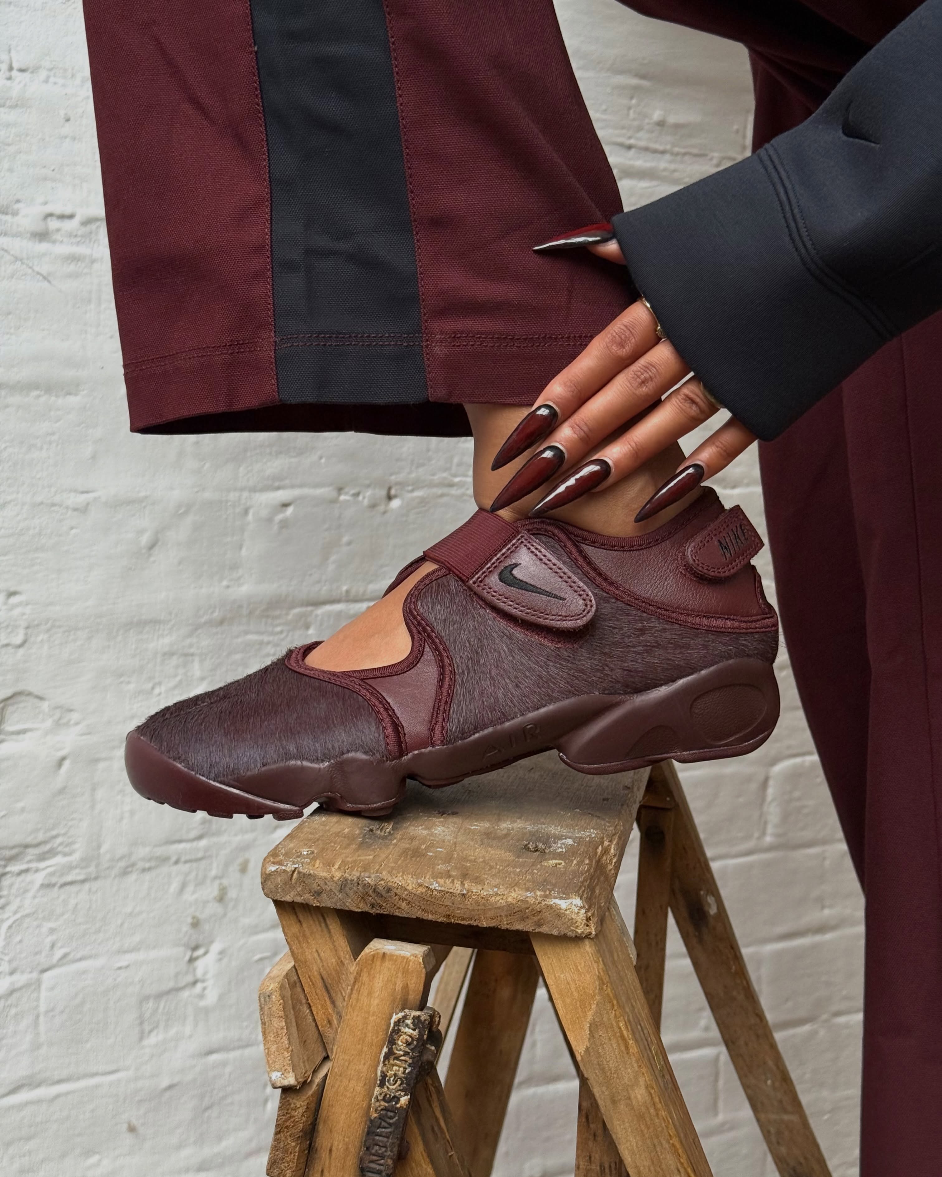Nike Air Rift Mystic Dates ponyhaar zijaanzicht