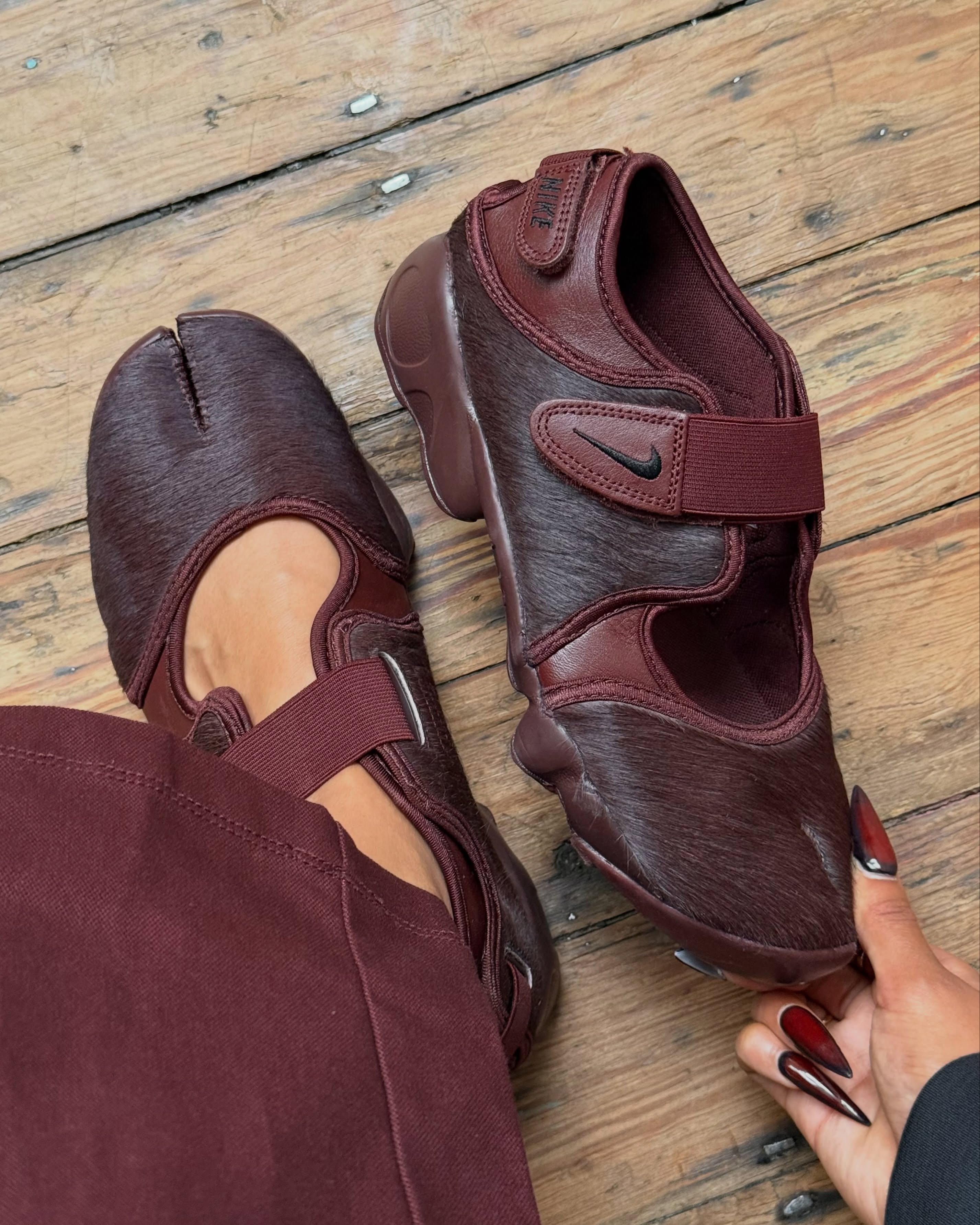 Nike Air Rift Mystic Dates van bovenaf met split-toe