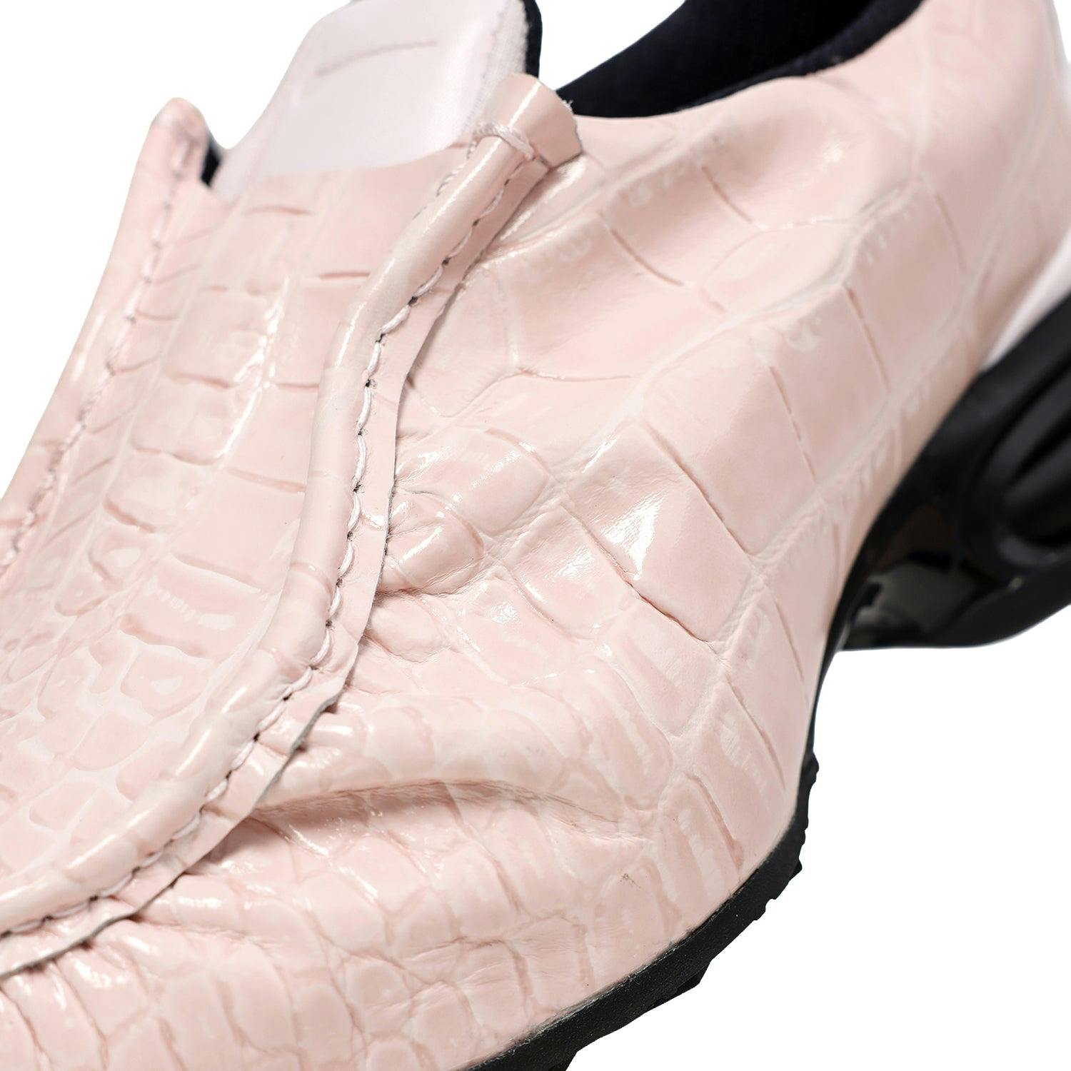 Nähte auf dem pinken Croc-Skin-Upper des Nike Air Max Dolce Leather