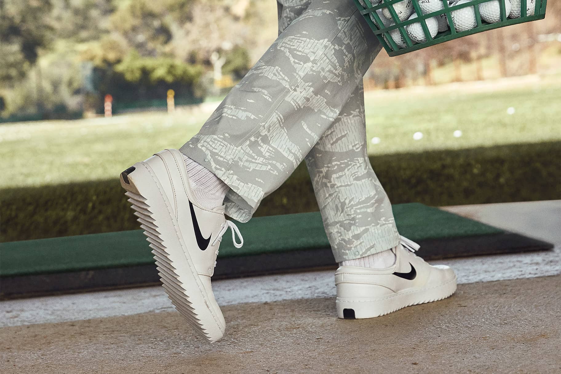 Witte Nike golfschoenen met zwarte Swoosh