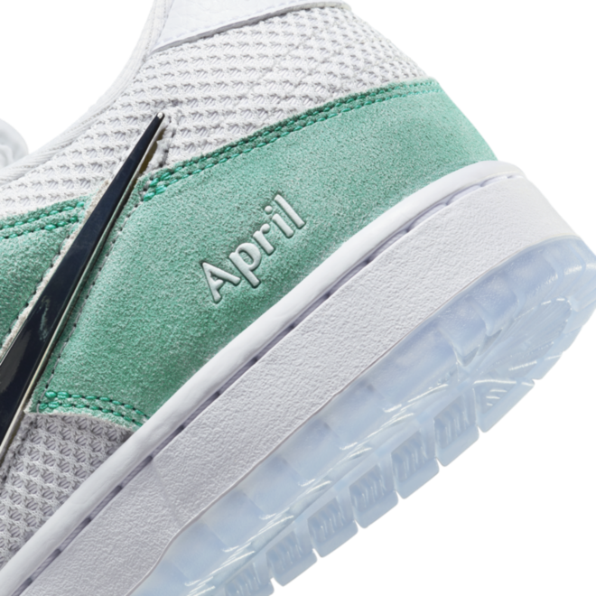 April Skateboards x Nike Dunk Low SB 'Turbo Green' Swoosh en buitenzool