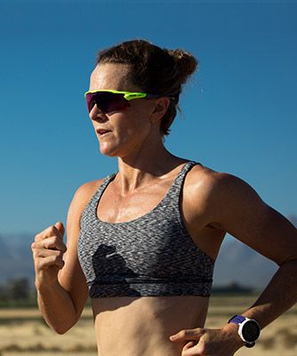 Flora Duffy loopt triatlon in ASICS uitrusting