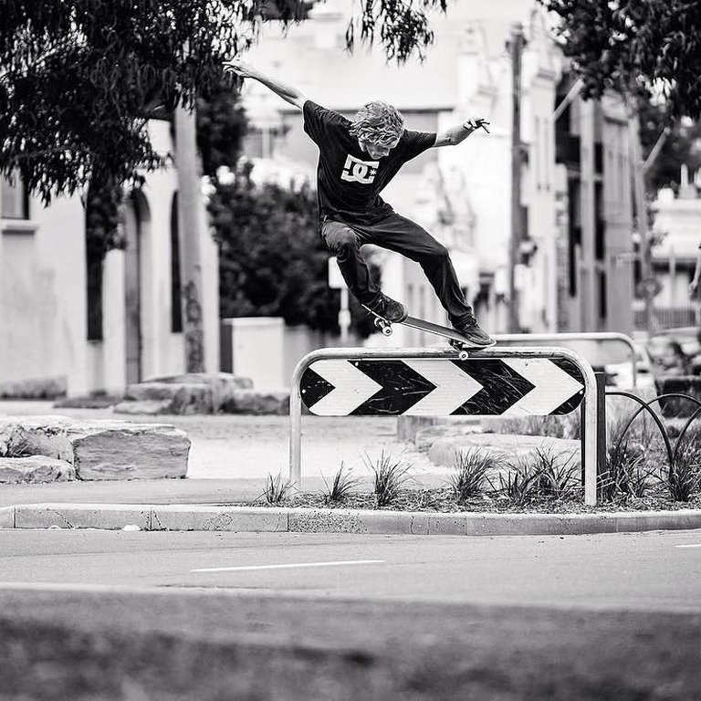 DC Shoes Ad - Frontside Crooked auf 'ner Rail