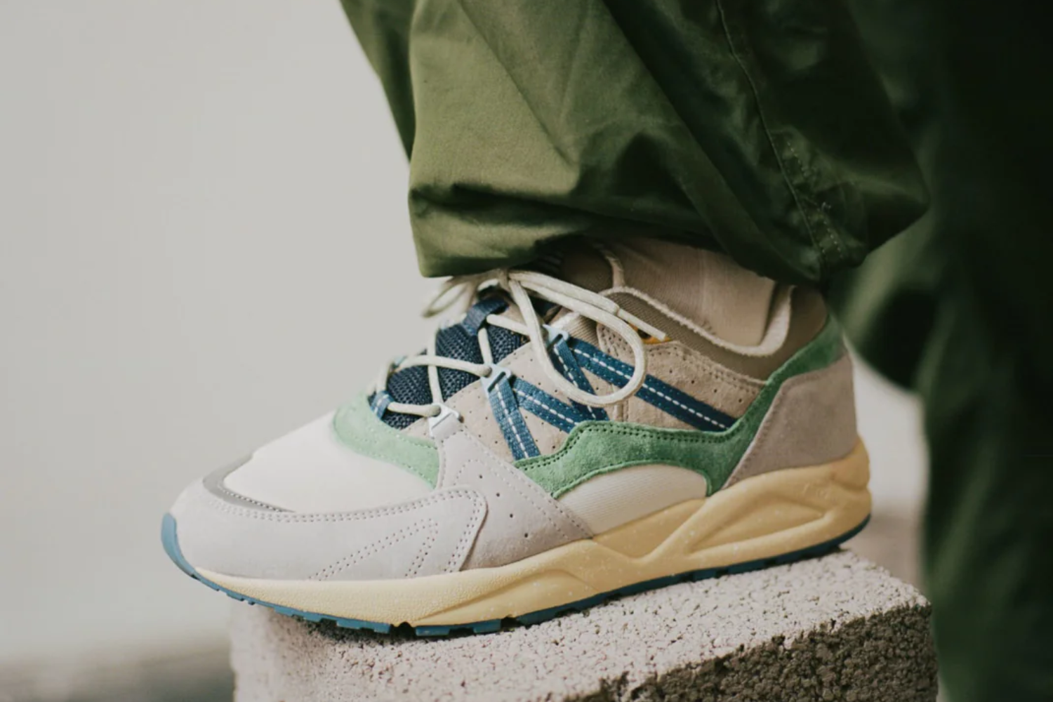 Karhu Fusion 2.0 'Dawn Blue/Basil' on feet