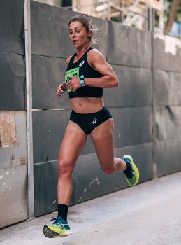Makenna Myler loopt hard in ASICS uitrusting