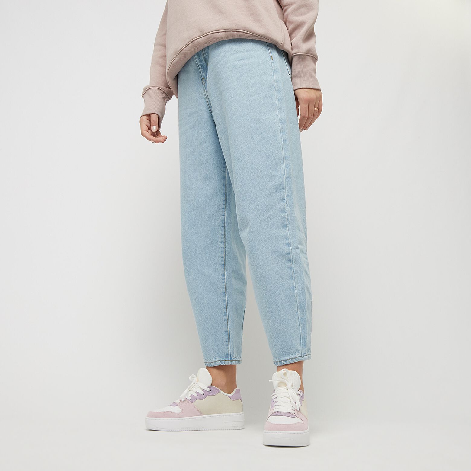 hellblaue weite Jeans