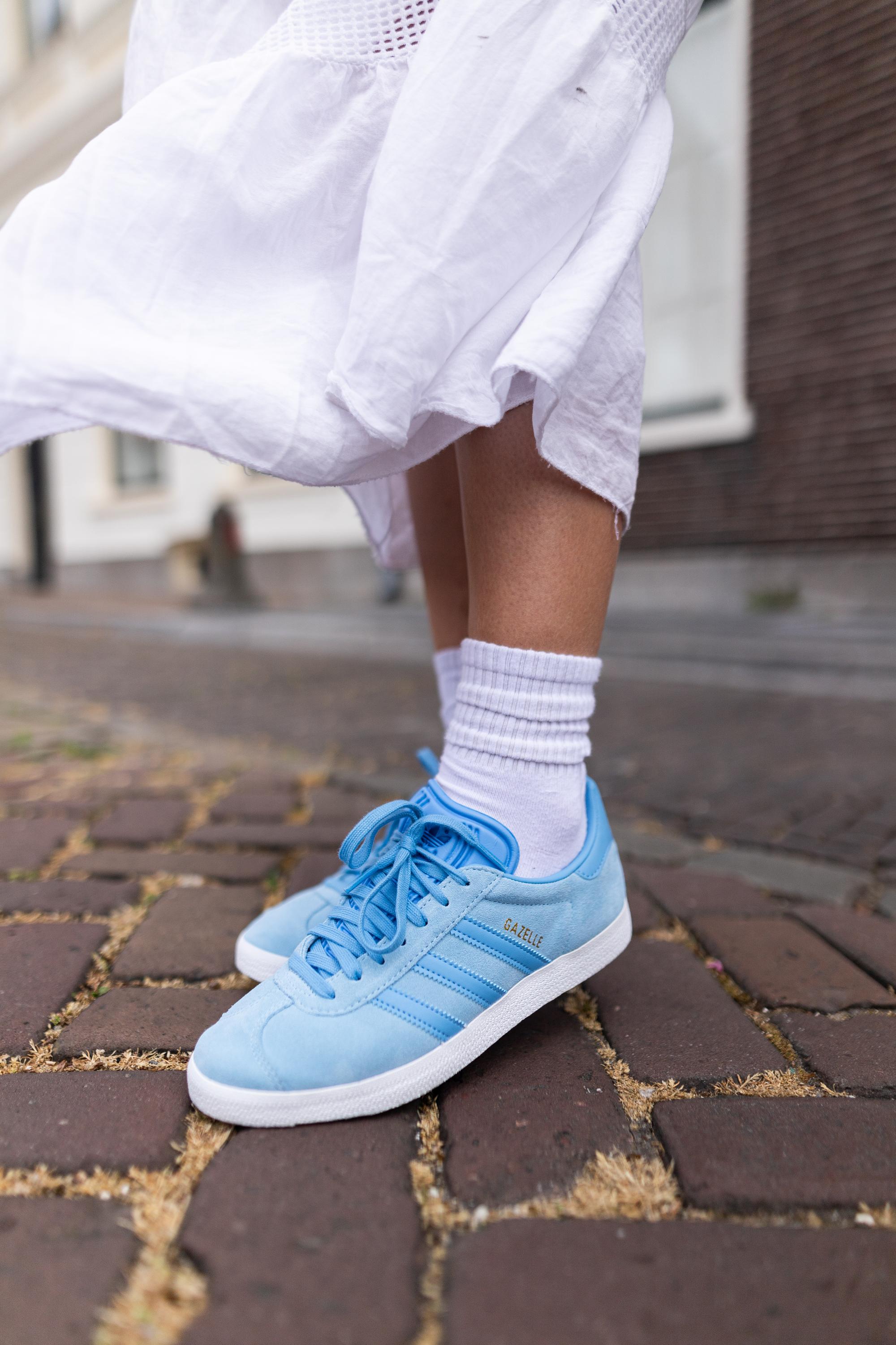 midi rock adidas Sneaker blau close up