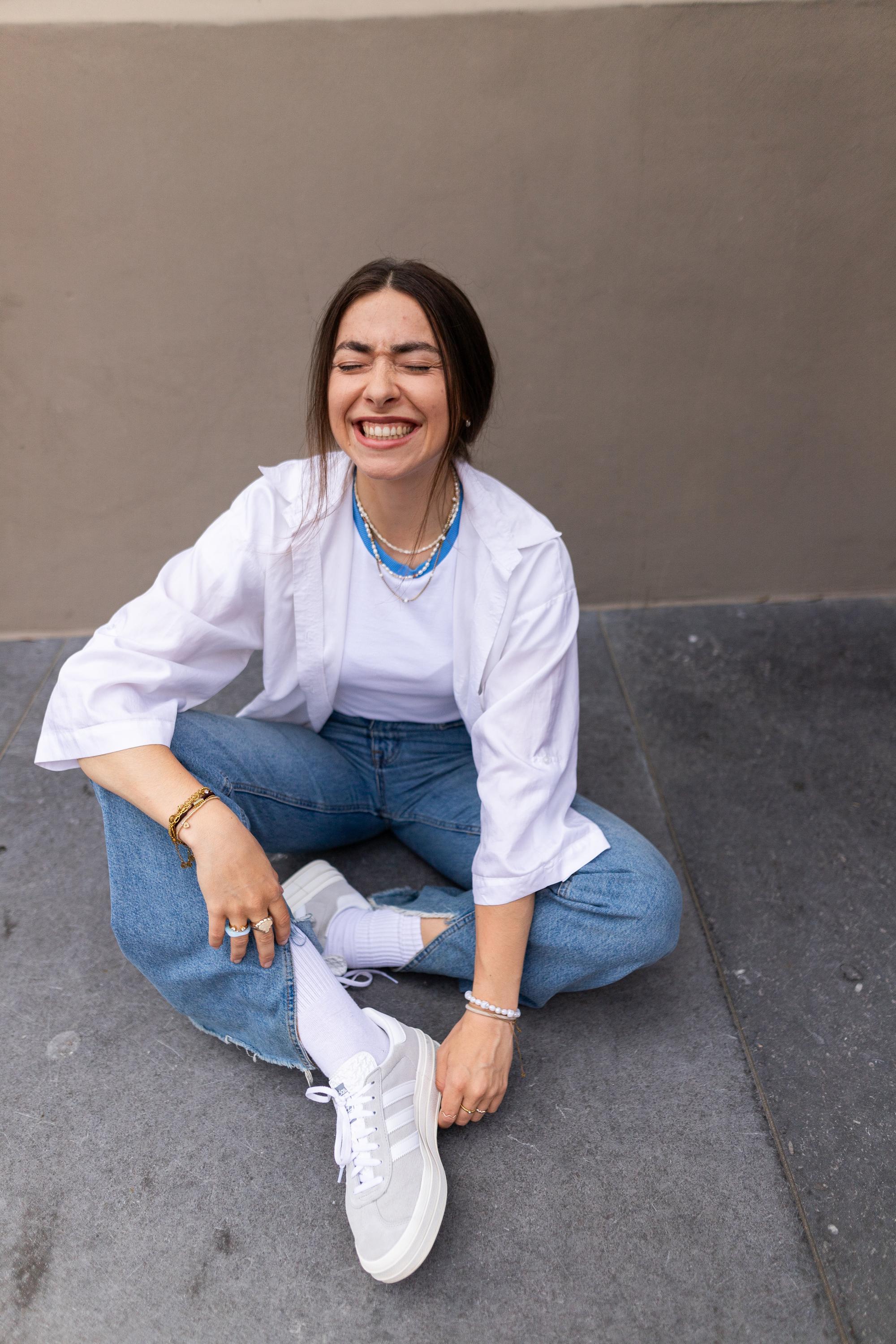 Jeans und weißes Hemd