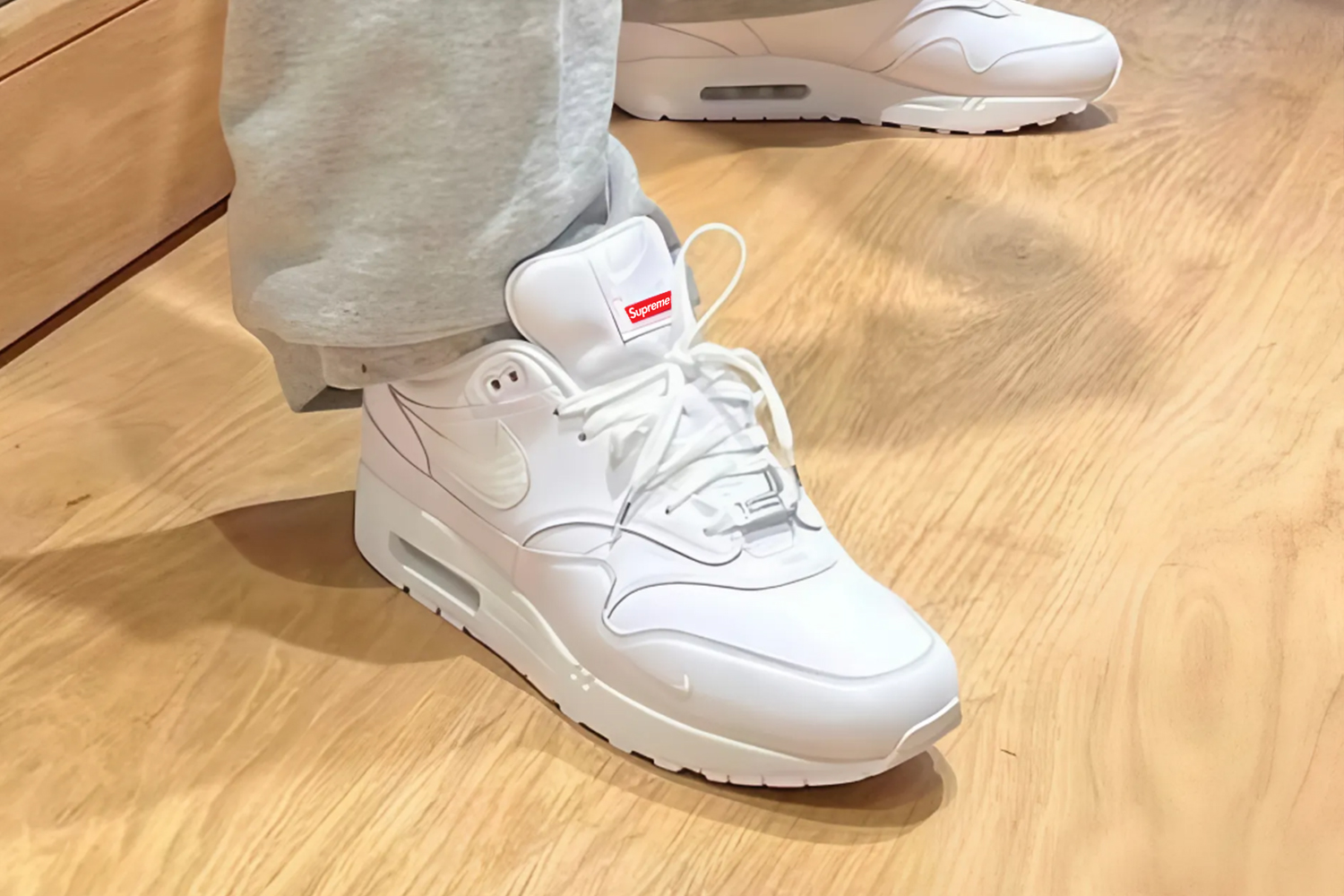 新品未使用Supreme×AirMax1 27cm The Supreme x Nike Air Max 1 '87 has a release date