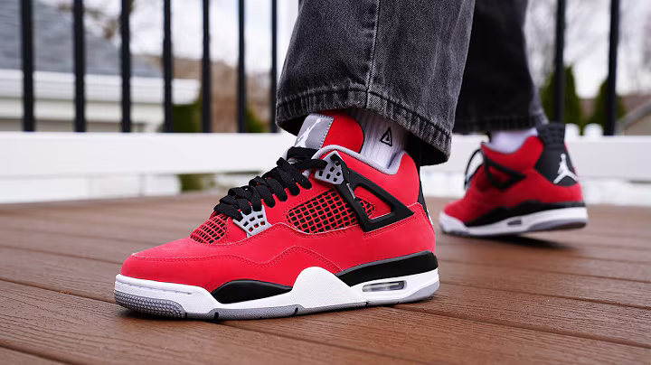 Air Jordan 4 “Toro Bravo” on feet (foto door @SethFowler).