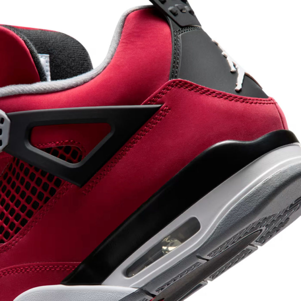 Air Jordan 4 “Toro Bravo” ingezoomde foto achterkant