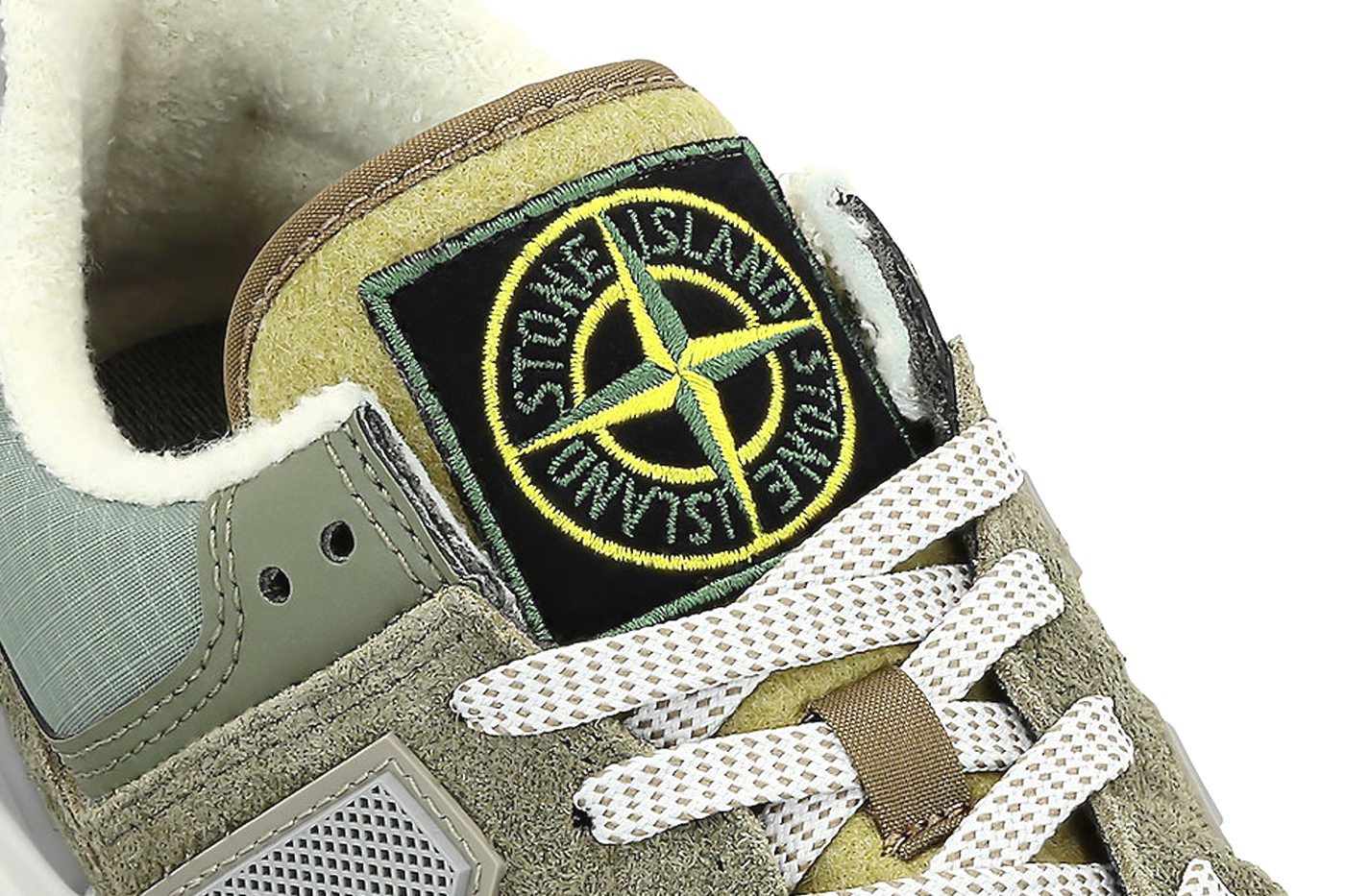 The Stone Island x New Balance 574 Legacy foto van de tong dichtbij
