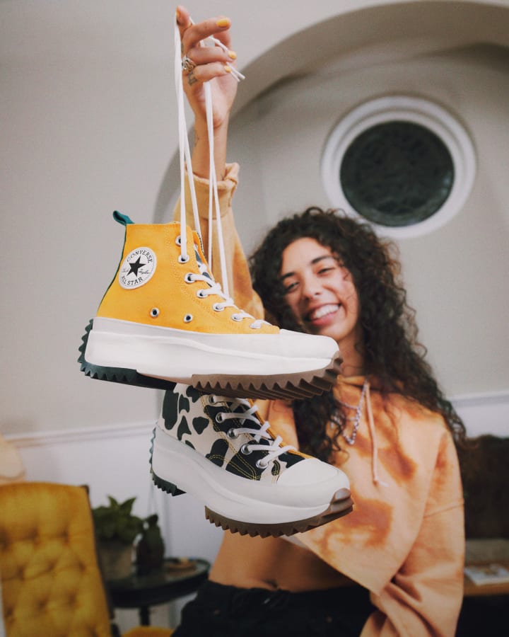Customized schoenen van Indigo De Souza