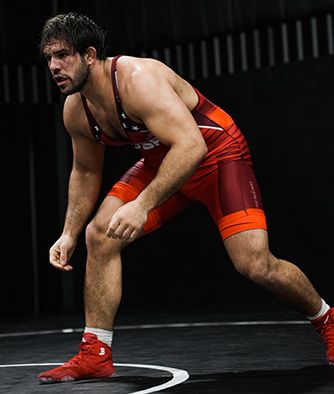 Nick Gwiazdowski worstelt in ASICS uitrusting