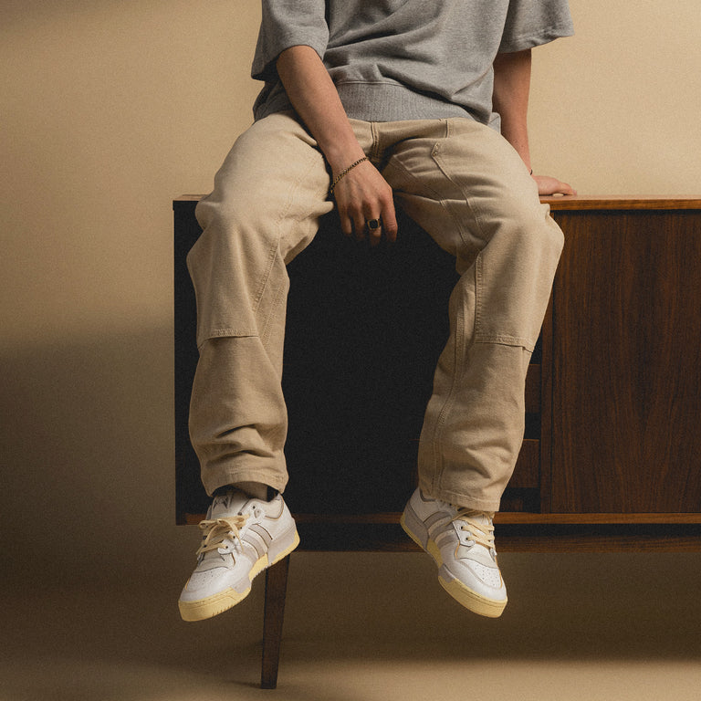 Outfit met adidas Rivalry 86 Low on feet