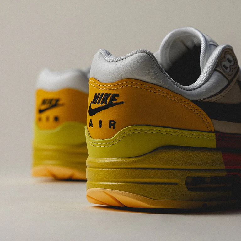 Nike Air Max logo op WMNS 'Tan Multi-Color'