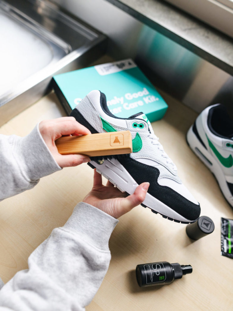 Sneakerjagers x SNEAKER LAB One Extremely Good Sneaker Care Kit borstel