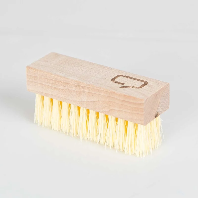 Standaard houten schoenborstel met varkensharen en logo van Jason Markk