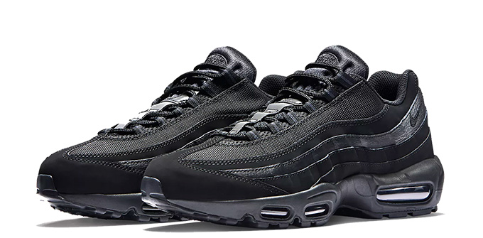 Nike Triple Black Round-Up