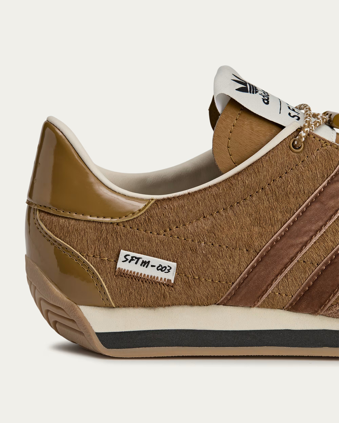 Bronze Strata (JH8639) / Core Black (JH9010) / Maroon (JH9011)