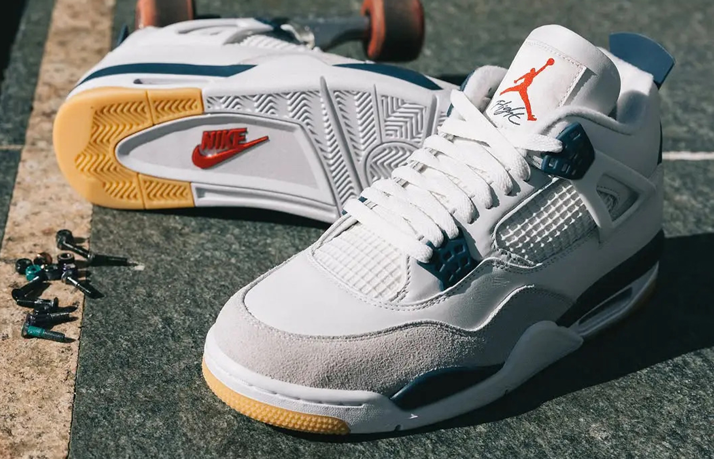 Nike SB x AJ4 'Summit White/Navy' (DR5415-100)